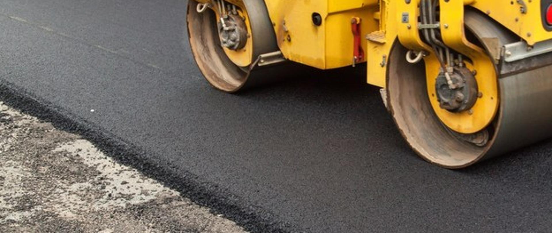 Żółty walec utwardzający nawierzchnię bitumiczną