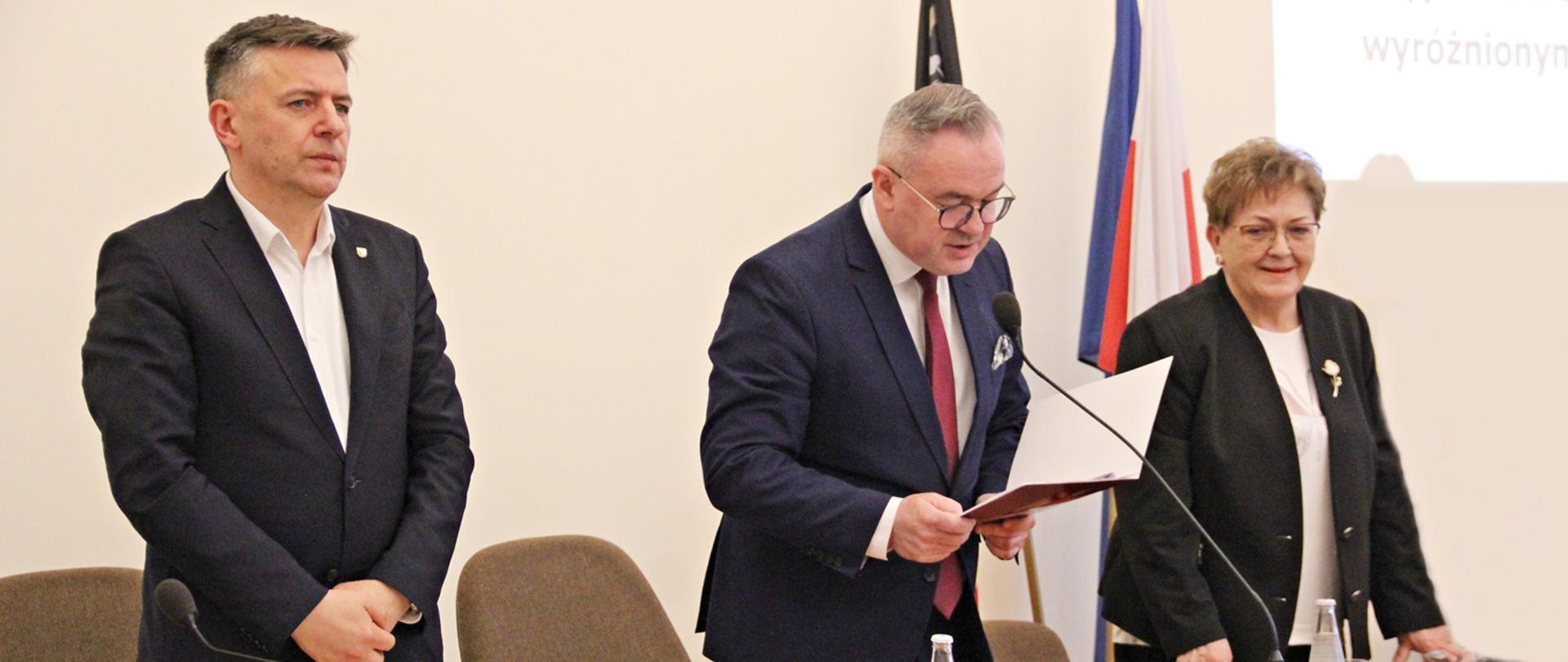Starosta stoi przy prezydialnym stole na ostatniej sesji