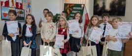 Młodzi uczestnicy konkursu pozują z dyplomami i nagrodami