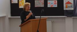 Przy mównicy Dyrektor Powiatowego Centrum Pomocy Rodzinie, Pani Jolanta Prusinowska