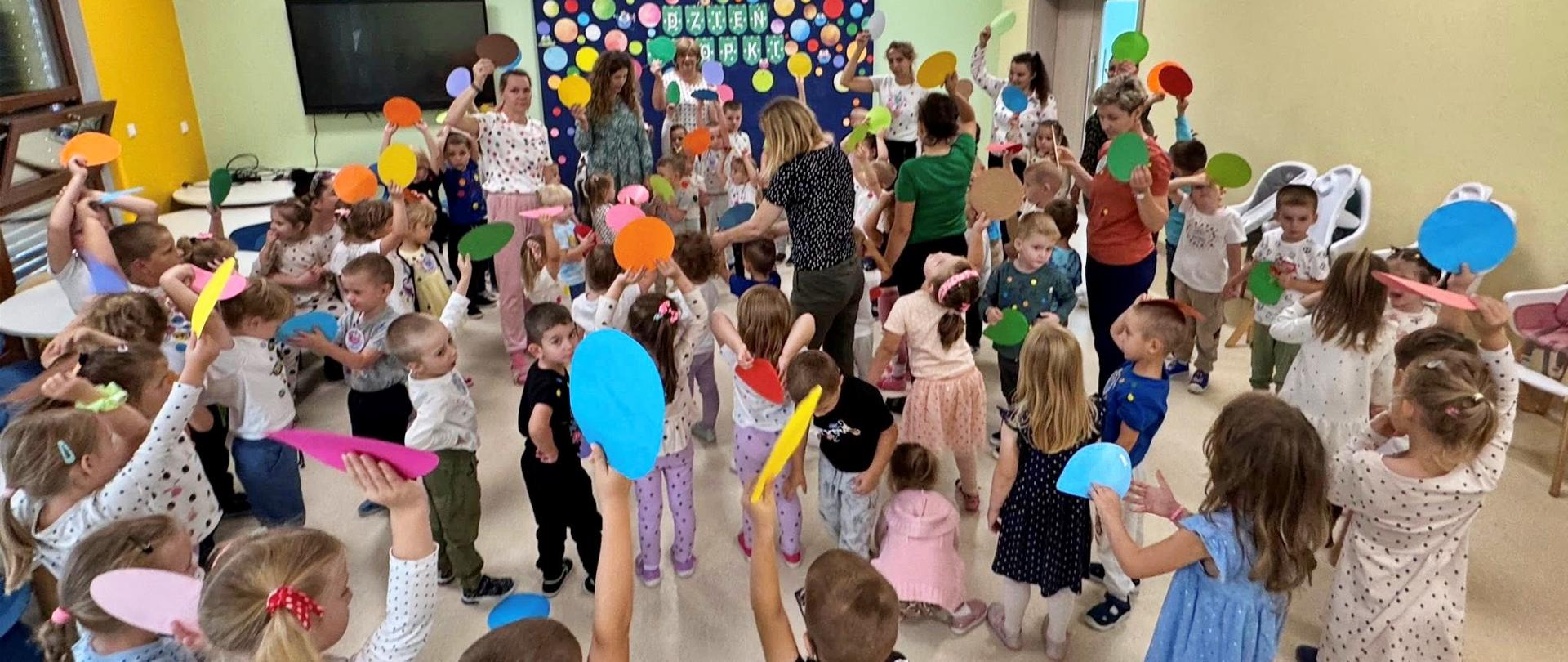 Grupowe zdjęcia dzieci z przedszkola