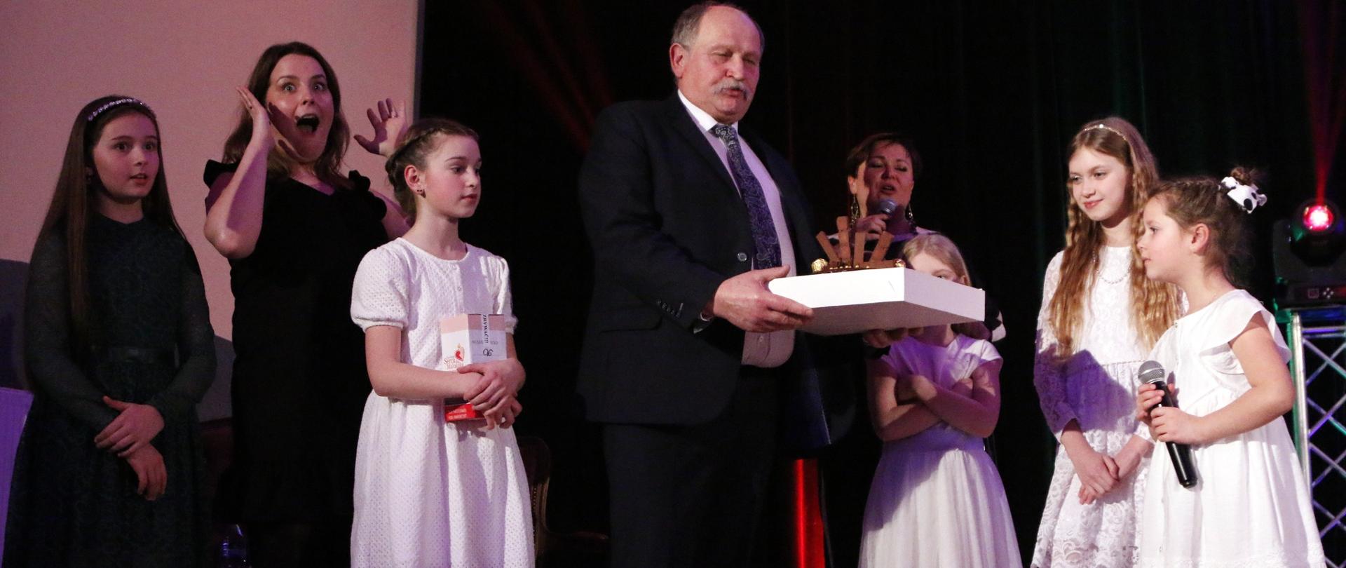 Na zdjęciu na scenie artyści i Wójt Gminy Raba Wyżna