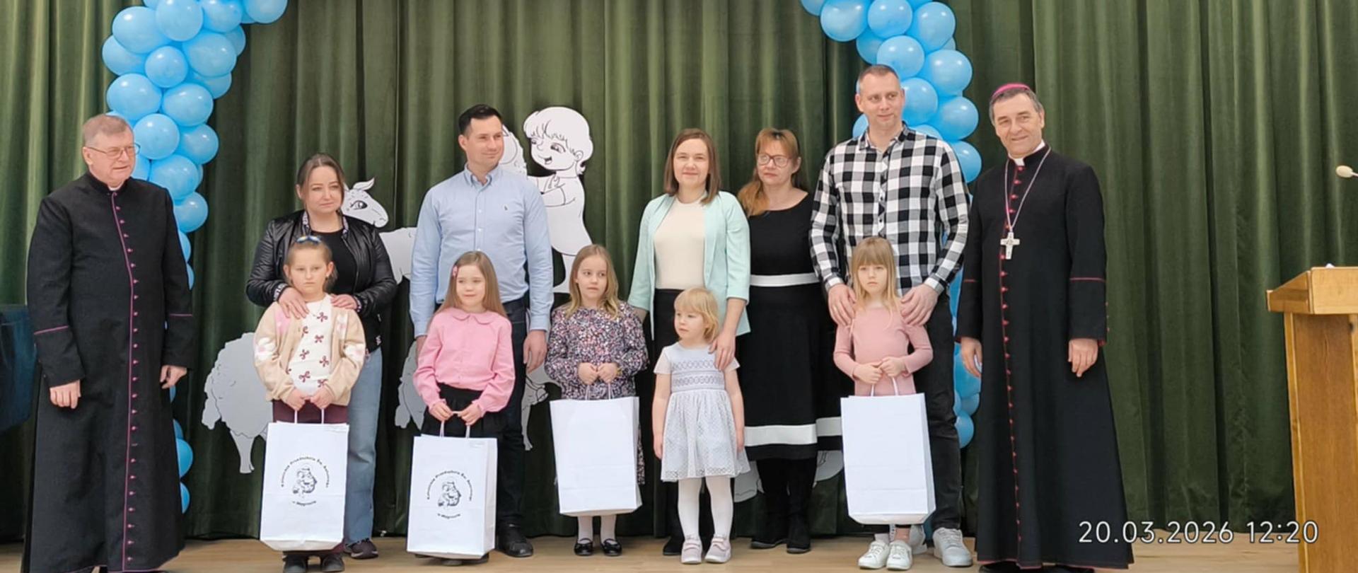 5 dzieci z nagrodami, 2 księży i 5 dorosłych