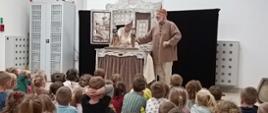 Dzieci oglądają sztukę teatralną z udziałem aktorów