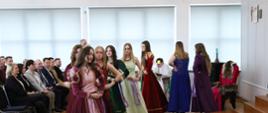 Młodzi aktorzy w trakcie odgrywania scen