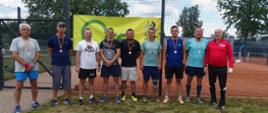 Uczestnicy pozują do zdjęcia z medalami