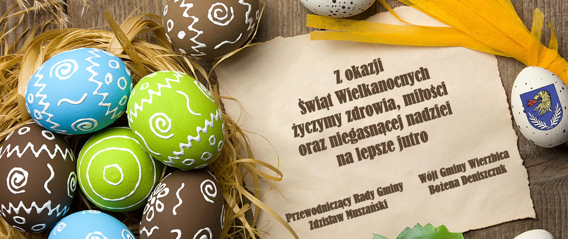 Życzenia wielkanocne: Z okazji Świąt Wielkanocnych życzymy zdrowia, miłości oraz niegasnącej nadziei na lepsze jutro. Przewodniczący Rady Gminy Zdzisław Muszański, Wójt Gminy Wierzbica Bożena Deniszczuk na kartce, obok kolorowe pisanki.