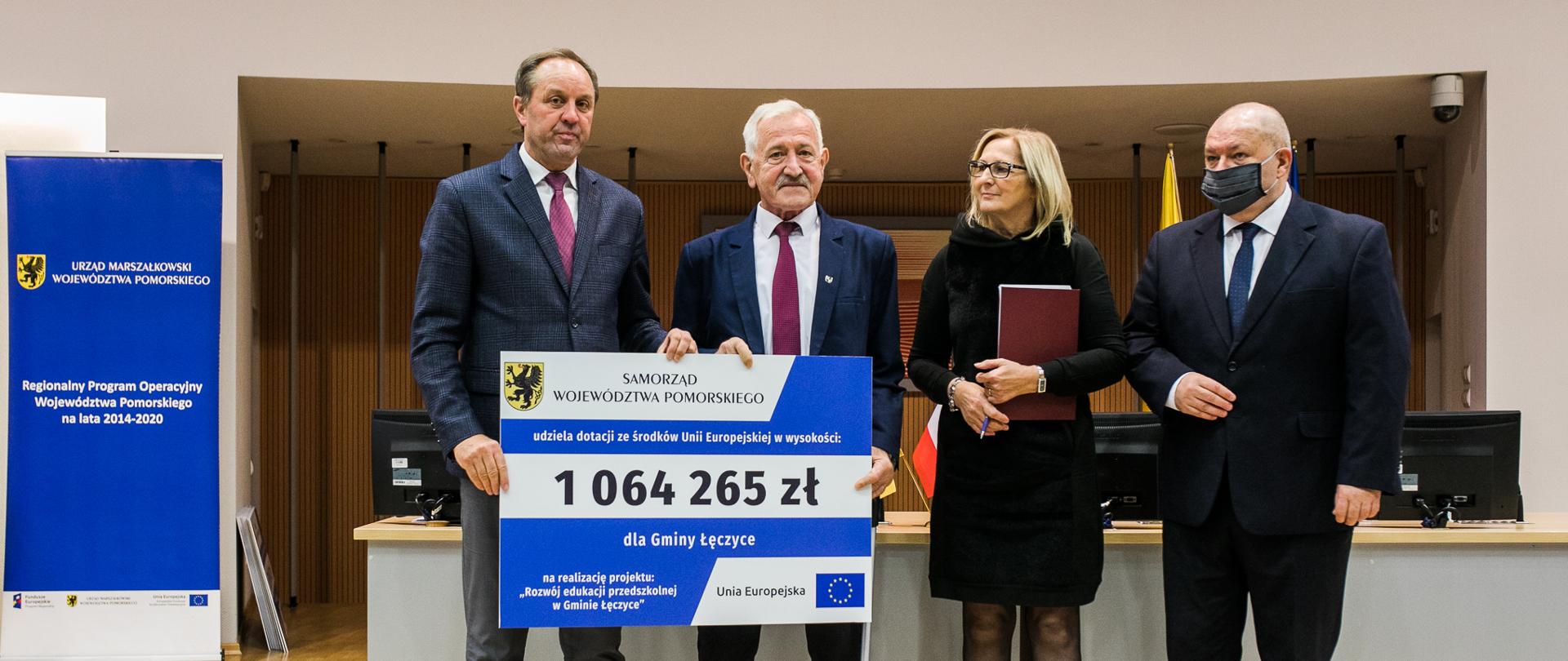Zdjęcie Wójta i Marszałka trzymających kartę informującą o wysokości dofinansowania dla Gminy Łęczyce, pozujących do zdjęcia wraz ze Skarbnikiem Gminy Łęczyce i Wicemarszałkiem