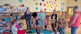 Zajęcia z dziećmi w sali edukacyjnej