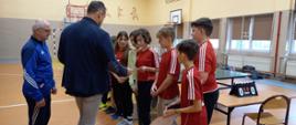 dziewczyny odbierają dyplom i medale za III miejsce