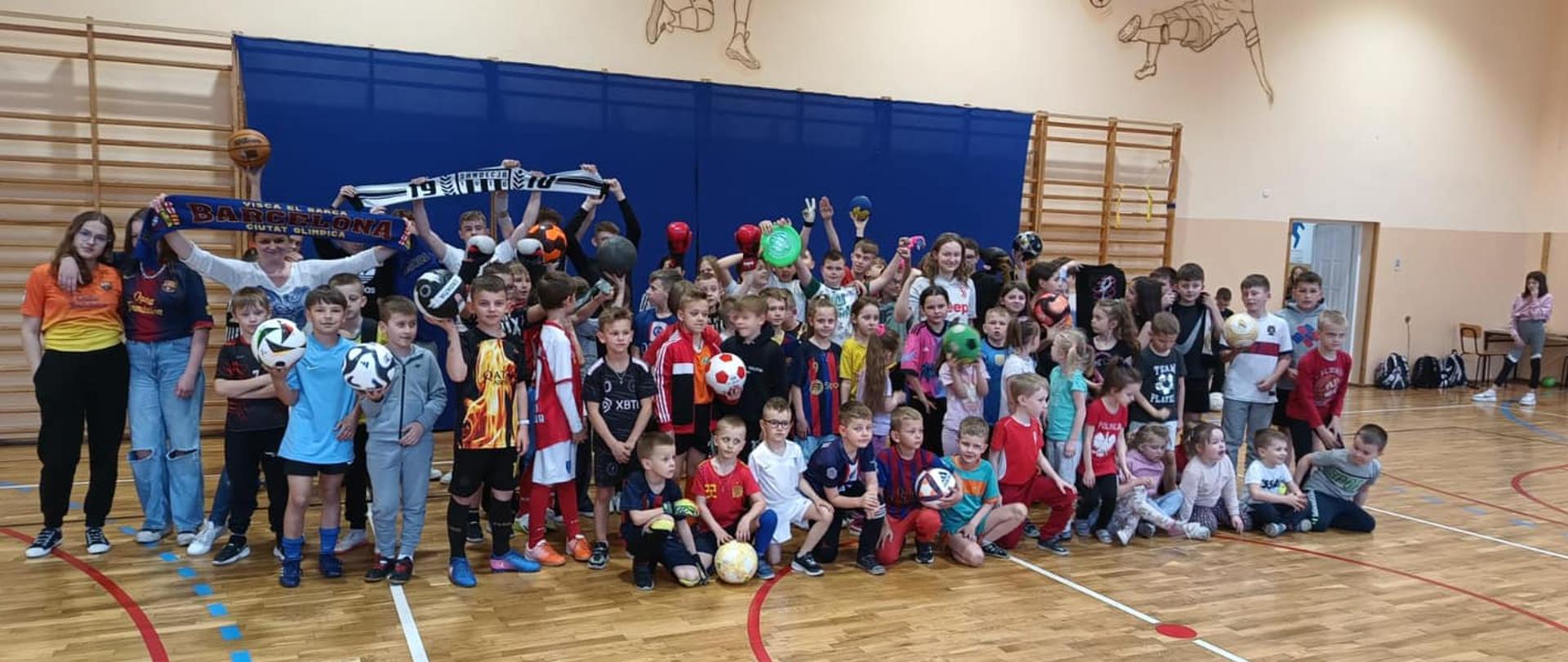 W związku z obchodami Światowego Dnia Zdrowia uczniowie przynieśli gadźety sportowe i mogli ubrać się w stroje ulubionych drużyn