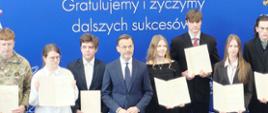Karolina Ostapkowicz (pierwsza z prawej) pozuje do zdjęcia z Wojewodą Podlaskim Jackiem Brzozowskim