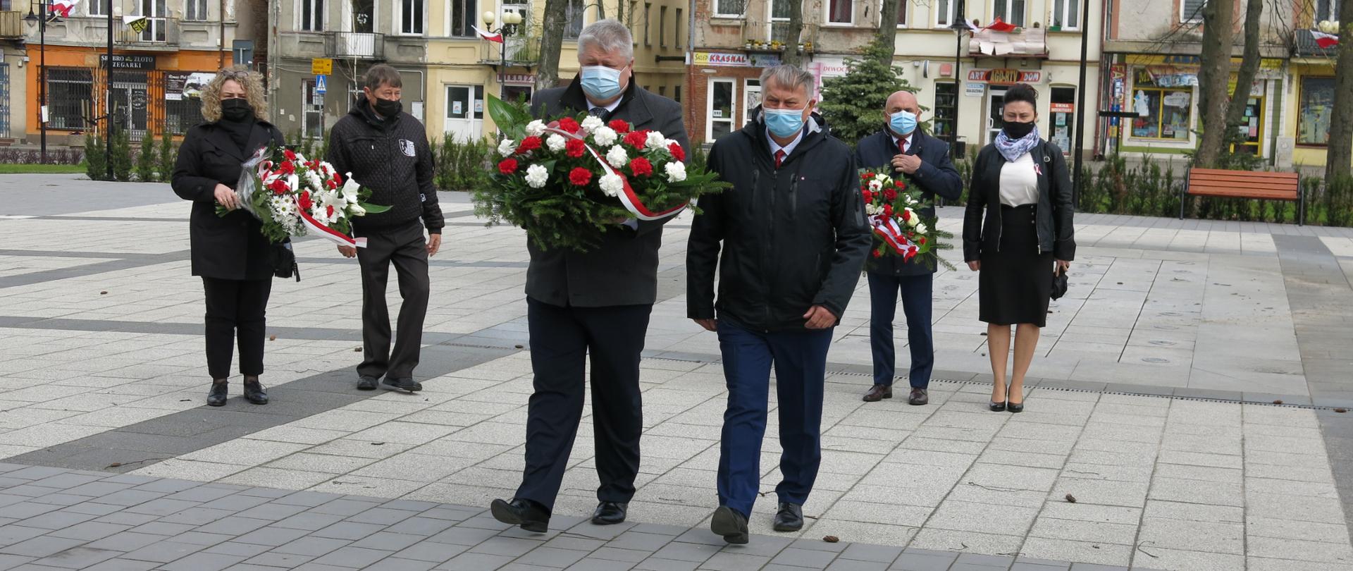 Delegacja Powiatu Łosickiego: Janusz Kobyliński i Podinspektor Roman Kasprowicz składająca kwiaty