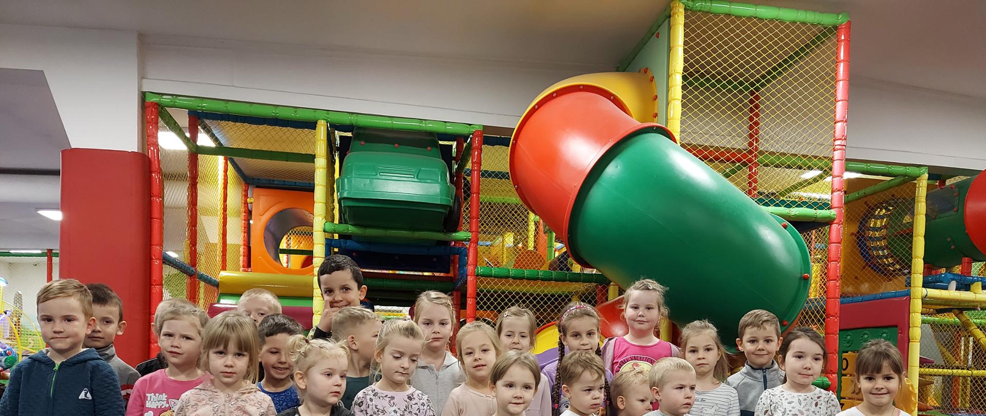 Pamiątkowe zdjęcie grupowe dzieci z oddziałów przedszkolnych podczas wyjazdu do sali zabaw „Młynek” w Siedlcach. 