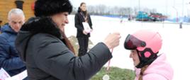 Pani wójt gminy Łabowa zakłada medal uczennicy naszej szkoły 