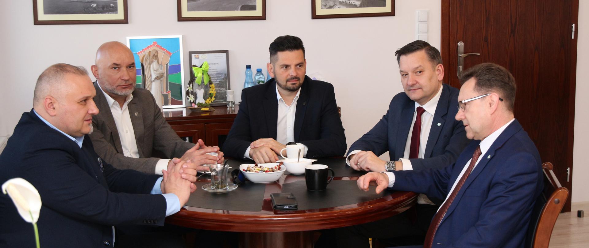 Delegacja gości rozmawia przy okrągłym stole w gabinecie Starosty Sokołowskiego.