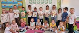 Grupa dzieci świętująca Międzynarodowy Dzień Kropki