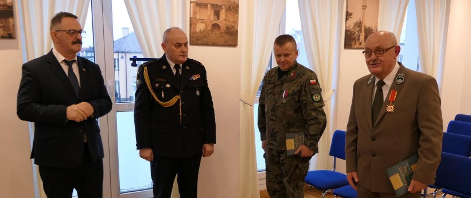 Wyróżnieni medalami za zasługi dziękują za wyróżnienie. Na zdjęciu jest również Starosta Lipski oraz Komendant Powiatowy Państwowej Straży Pożarnej w Lipsku.