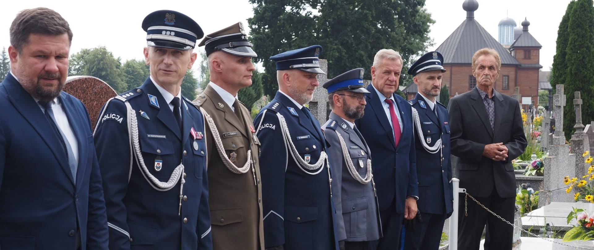 Delegacje władz samorządowych przy grobach policjantów poległych na służbie