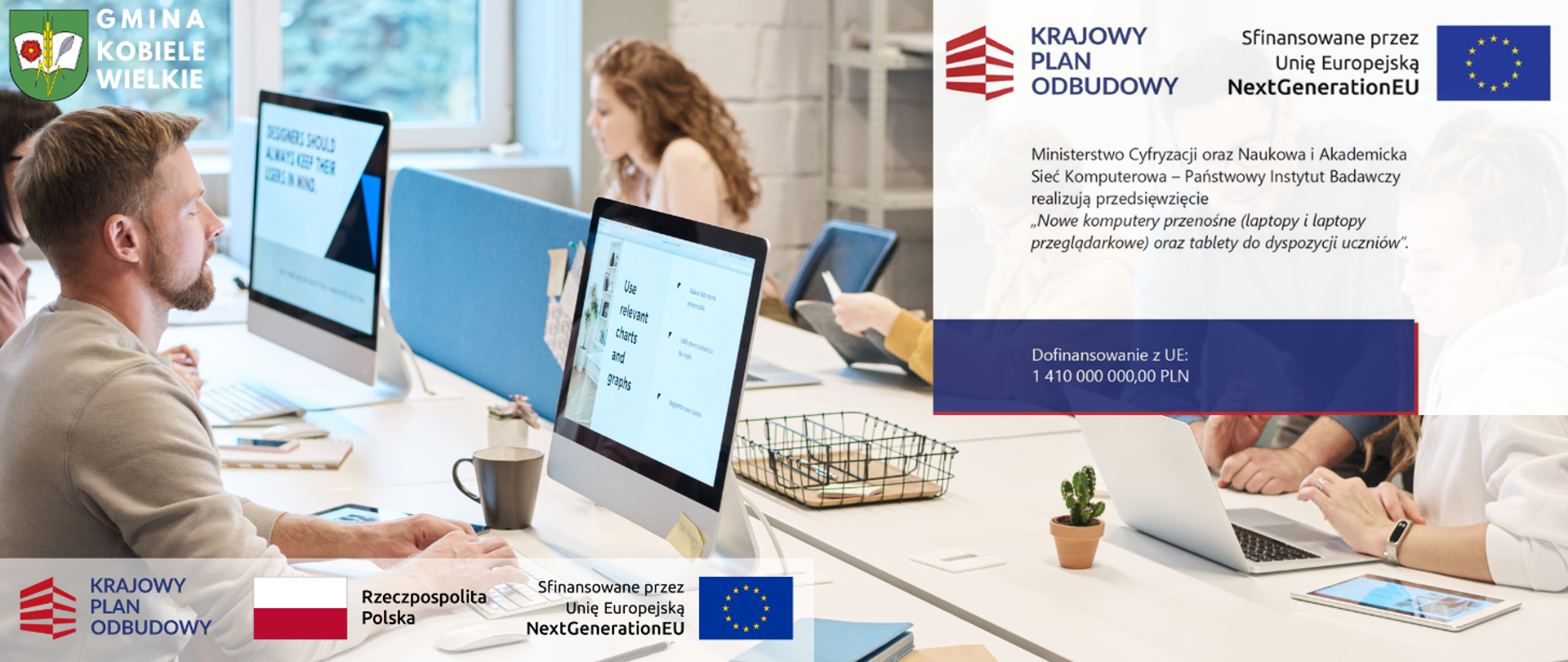 Baner informacyjny Gminy Kobiele Wielkie dotyczący projektu finansowanego z Krajowego Planu Odbudowy i Unii Europejskiej. Po lewej stronie widać pracownię komputerową z kilkoma osobami pracującymi przy komputerach. Po prawej stronie znajduje się część informacyjna z logo Krajowego Planu Odbudowy, flagą UE i tekstem o dofinansowaniu zakupu laptopów i tabletów dla uczniów. Na dole znajdują się logotypy KPO, Rzeczypospolitej Polskiej oraz Unii Europejskiej.