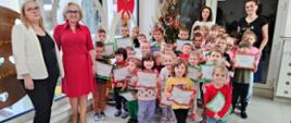 Wspólne zdjęcie dzieci, dyrekcji i nauczycielek