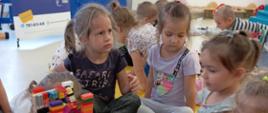 Dzieci w trakcie zabawy klockami LEGO