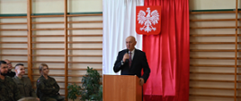 Starosta Zambrowski przemawia podczas rozpoczecia roku szkolnego w ZSA w Zambrowie