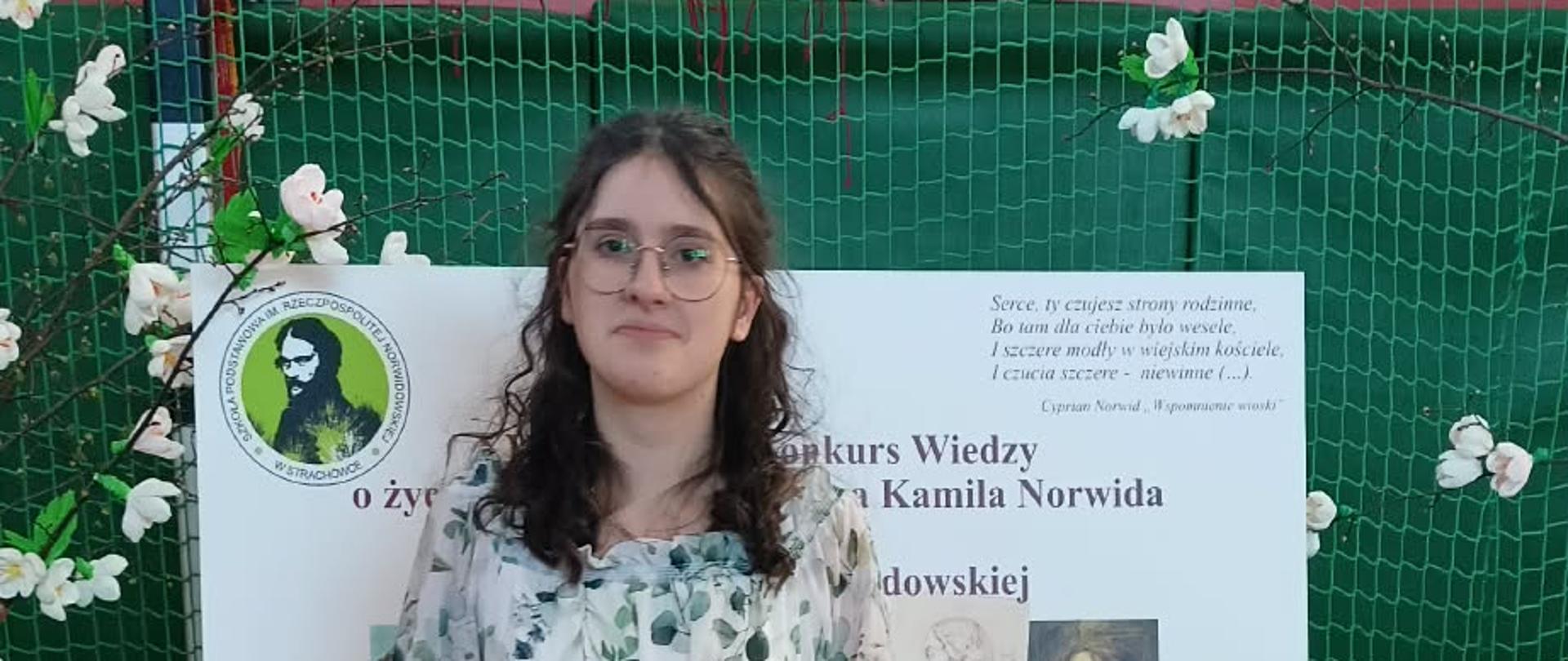 Stojąca dziewczynka w okularach i jasnej sukience