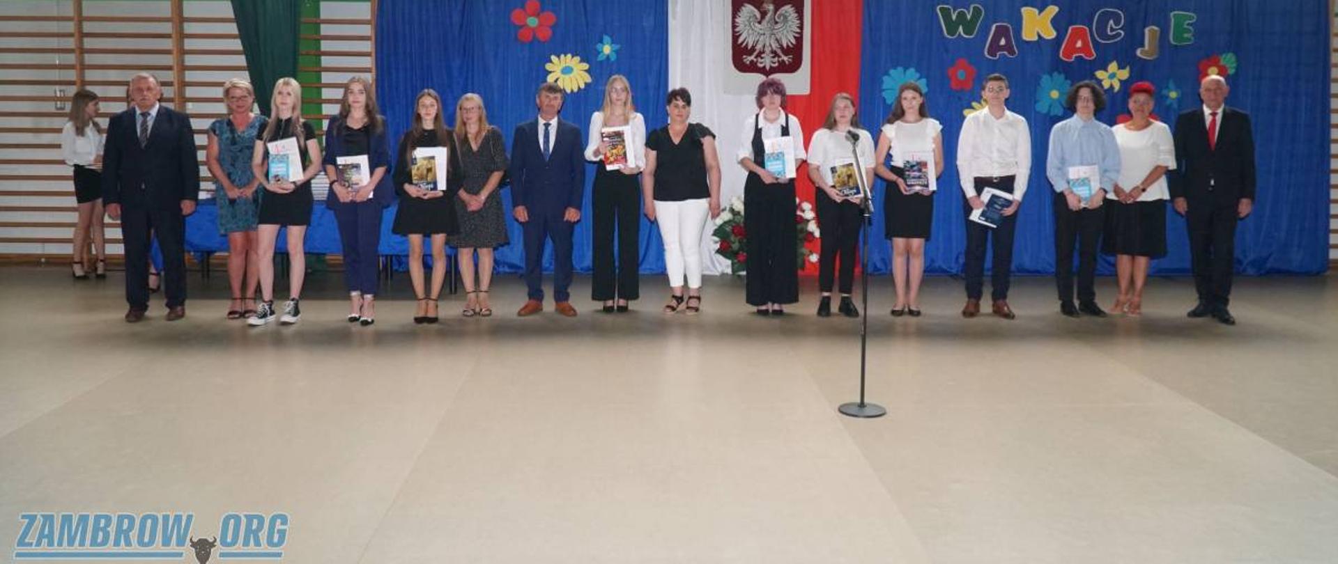 grupowe zdjęcie z nagrodzononymi uczniami