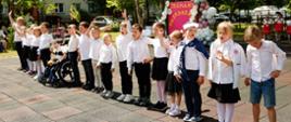 Dzieci prezentują taneczny układ