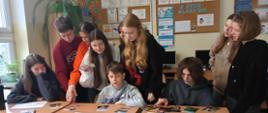 Uczniowie klas VI-VIII podczas spotkania z doradcą zawodowym. 