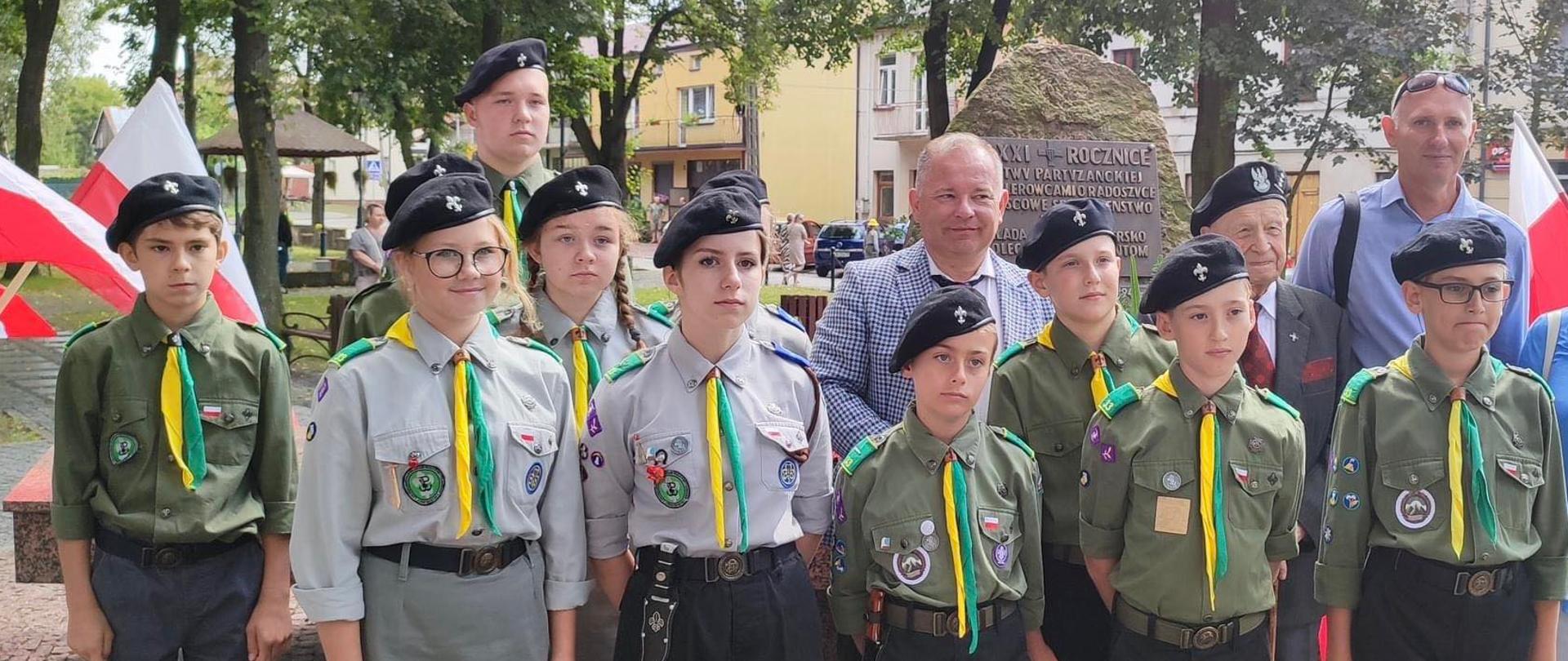 zuchy i harcerze na tle pomnika