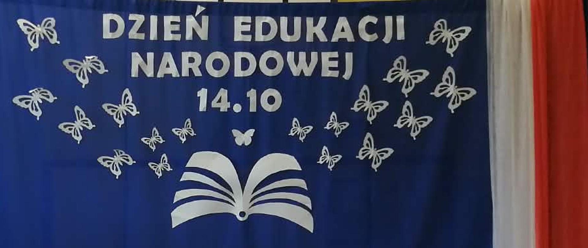 Uczniowie prezentują program artystyczny podczas szkolnej akademii z okazji Dnia Edukacji Narodowej.