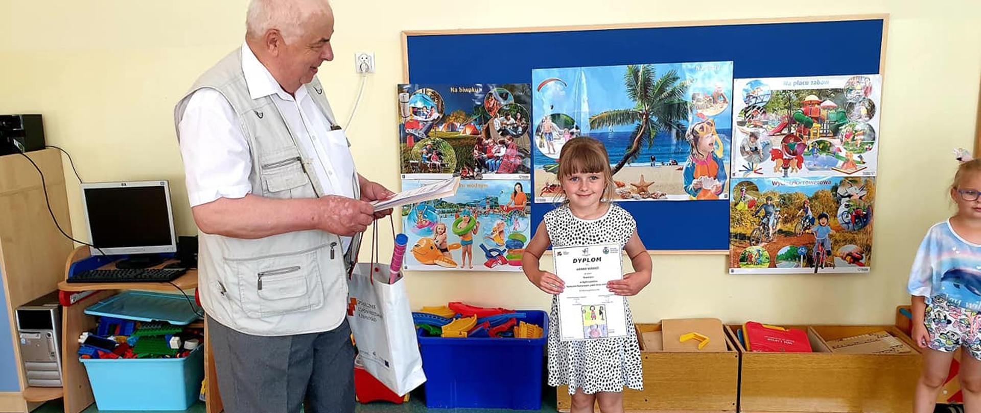 Wręczenie nagrody dla wychowanki miejskiego przedszkola 