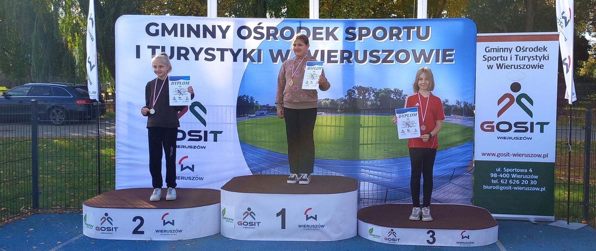 Ania_na_3_miejscu_podium_w_rzucie_piłeczką_palantową