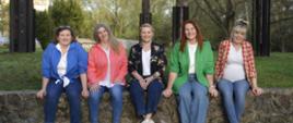 Pięć kobiet pozuje do zdjęcia
