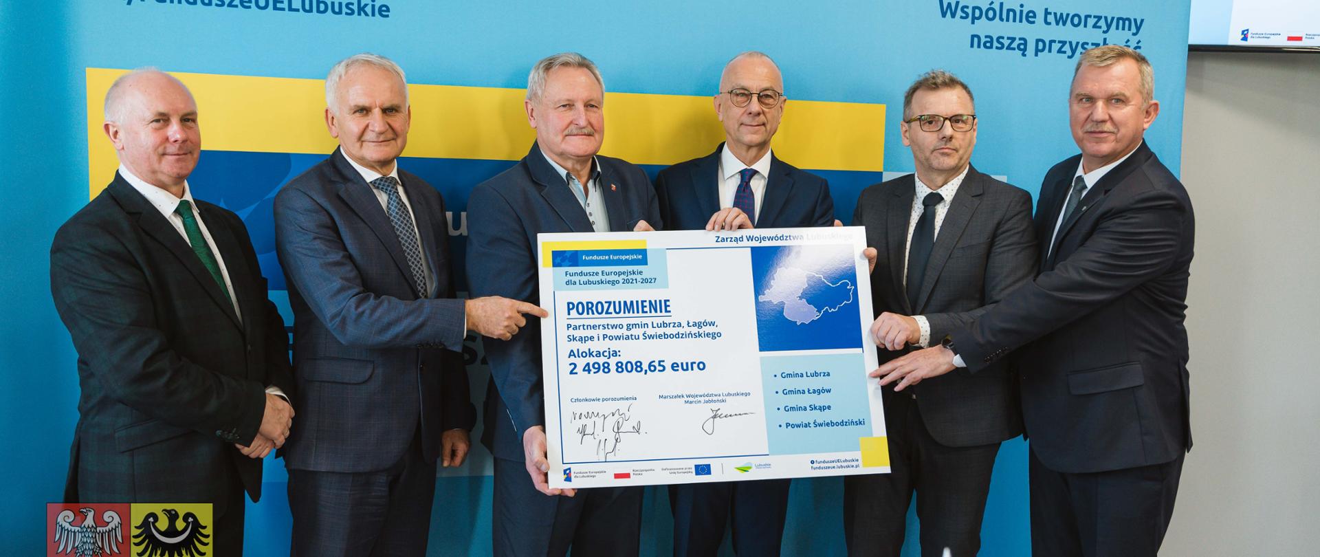kilku mężczyzn w garniturach, wewnątrz