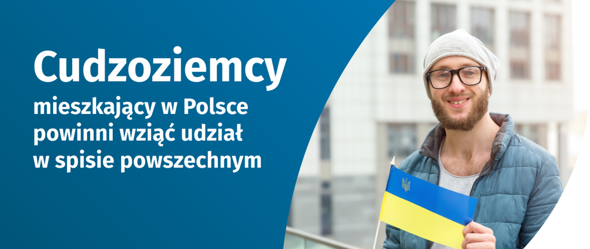 Na grafice jest napis: Cudzoziemcy mieszkający w Polsce powinni wziąć udział w spisie powszechnym. Po prawej stronie widać mężczyznę trzymającego małą flagę Ukrainy. Na dole grafiki są cztery małe koła ze znakami dodawania, odejmowania, mnożenia i dzielenia, obok nich napis: Liczymy się dla Polski! Pośrodku jest adres strony internetowej: spis.gov.pl. W prawym dolnym rogu jest logotyp spisu: dwa nachodzące na siebie pionowo koła, GUS, pionowa kreska, Narodowy Spis Powszechny Ludności i Mieszkań 2021.