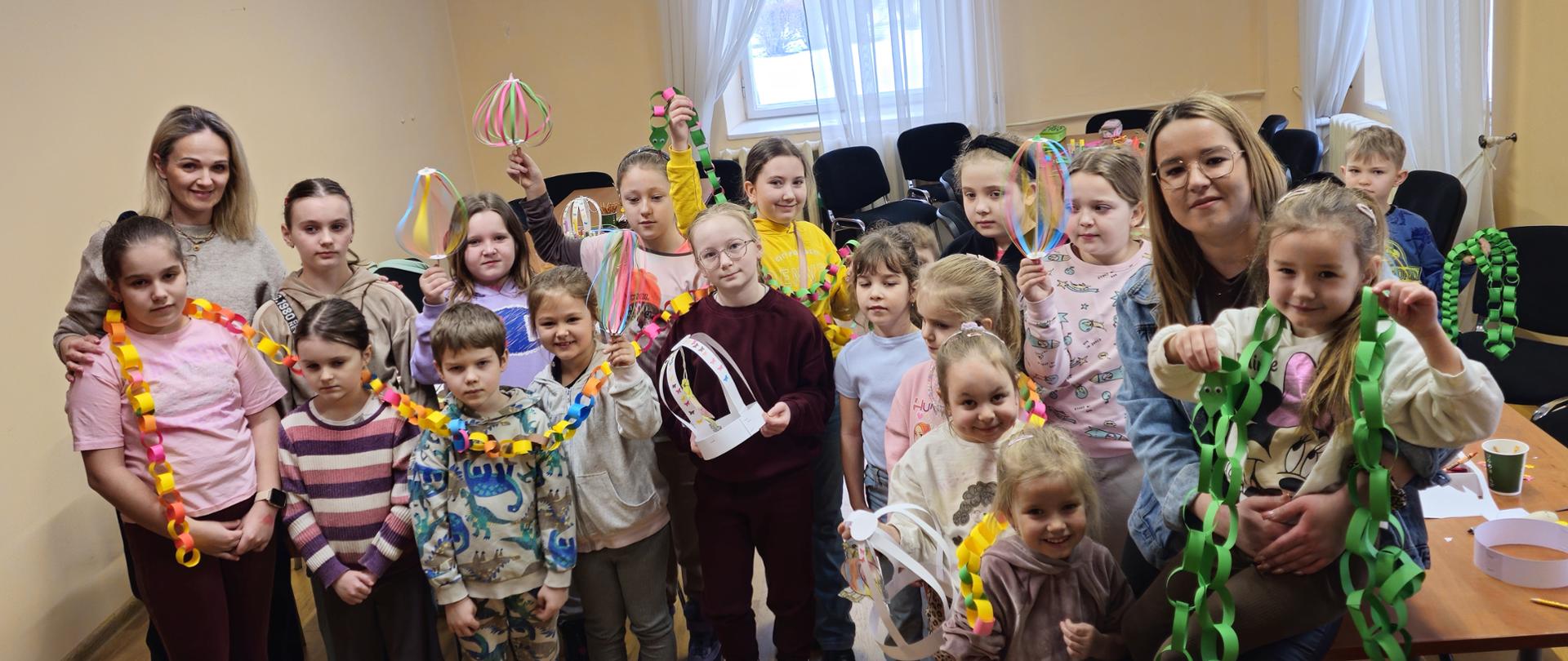 Uczestnicy warsztatów plastycznych 