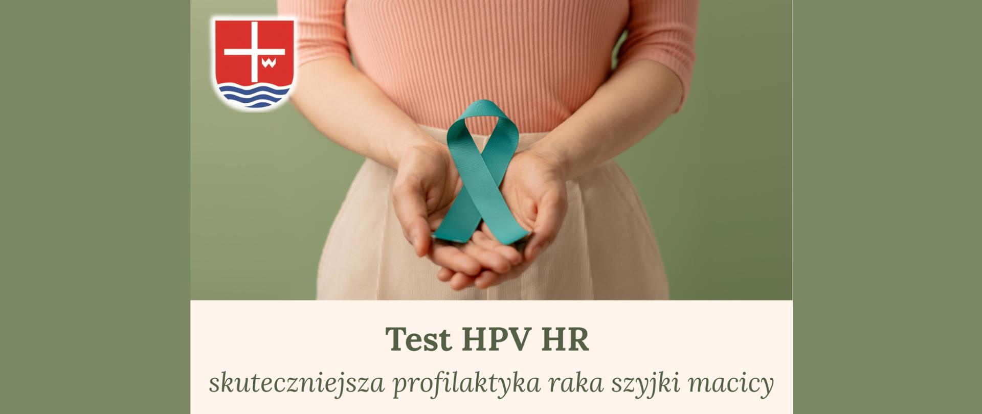 Baner dotyczący nowego Testu HPV HR - skuteczniejsza profilaktyka raka szyjki macicy. Baner na zielonym tle z widoczną zieloną wstążką na rękach kobiety. 