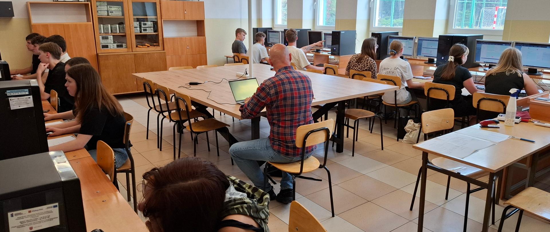 Na zdjęciu uczniowie szkół z Powiatu Dąbrowskiego podczas kształcenia zawodowego