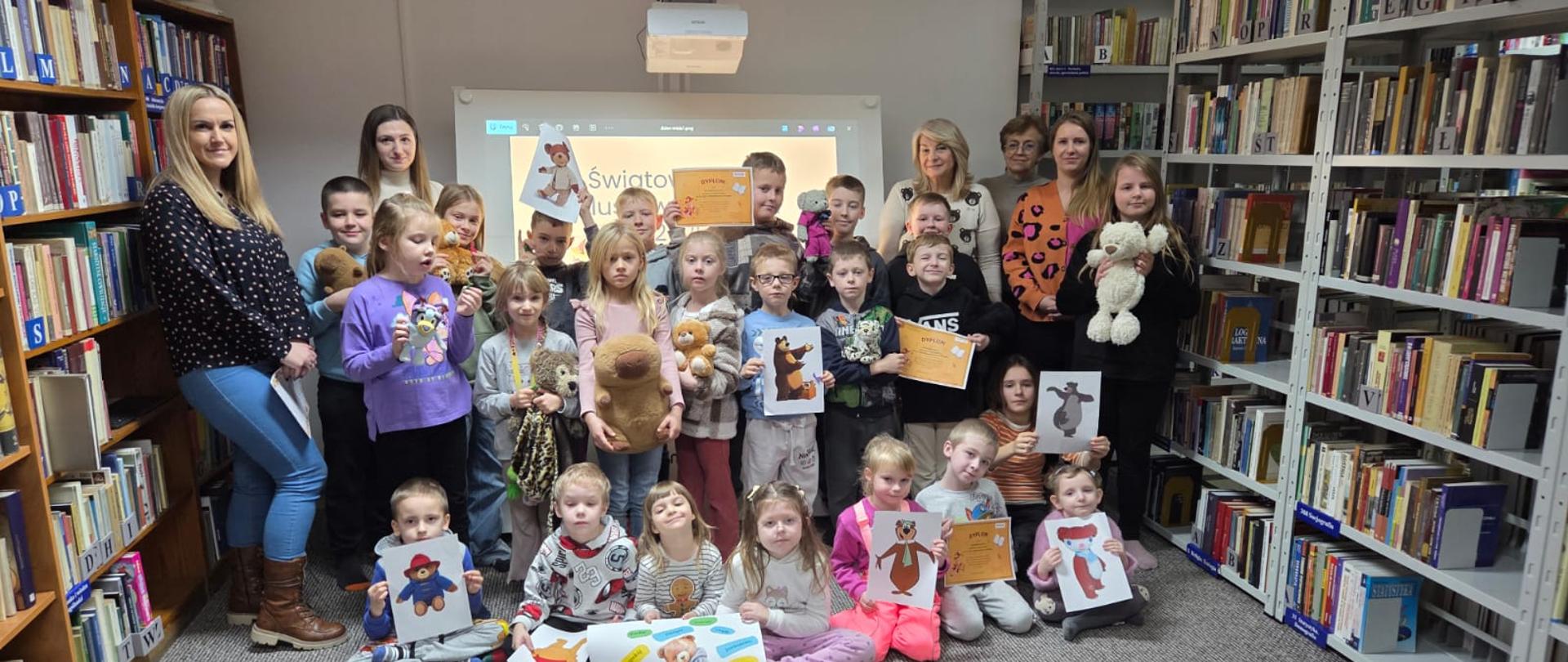 Zdjęcie przedstawia uczniów klas O-IIII wraz z wychowawcami oraz Panią z Biblioteki Pedagogicznej w Pułtusku.