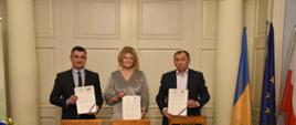 Wójt Iwona Księżopolska z Wójtami Gmin Ukraińskich Kozin i Warkowicze prezentują podpisane umowy