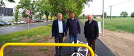 Burmistrz Marcin Sokołowski, Zastępca Burmistrza Piotr Jankowski oraz Poseł Marcin Porzucek na nowo wybudowanej ścieżce rowerowej przy ul. Rogozińskiej.