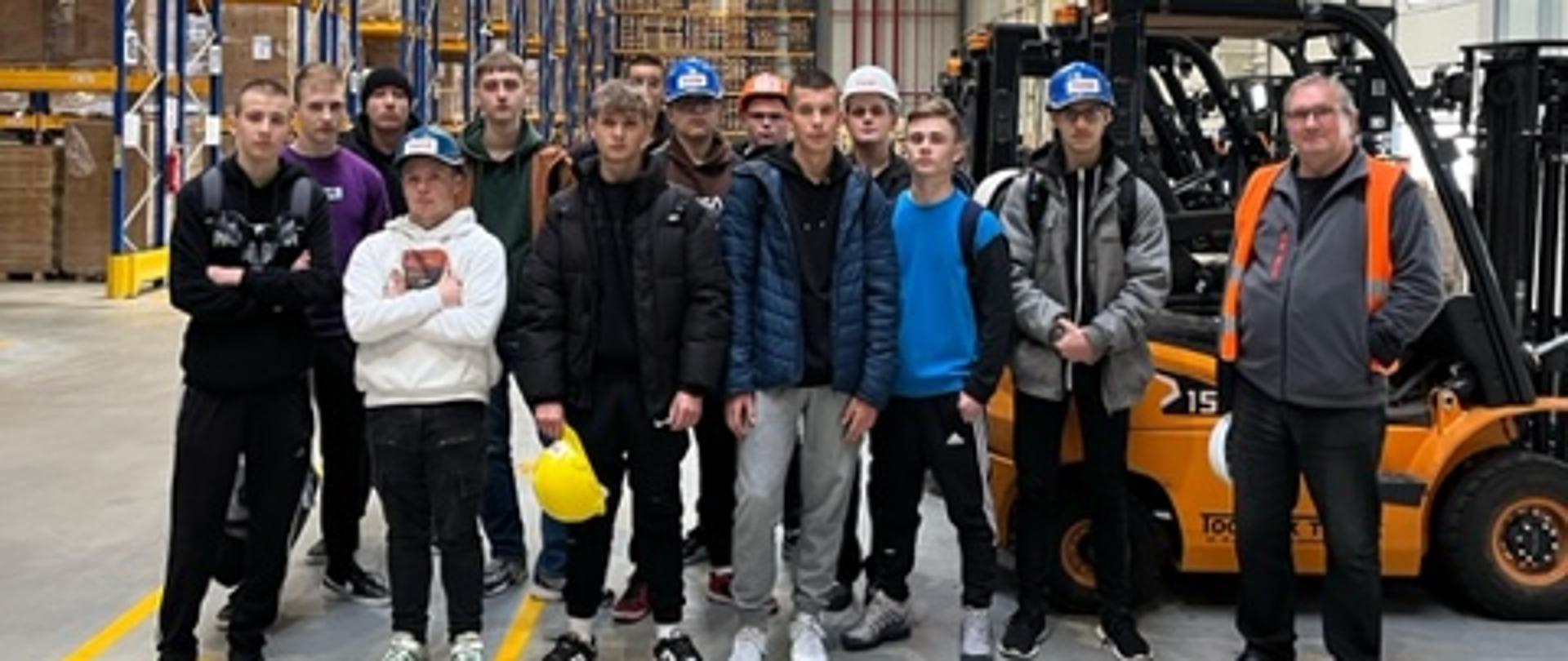 Logistycy z Technikum nr 3 im. Hutników Ostrowieckich w Centrum Logistycznym ”SIGNAL MEBLE”