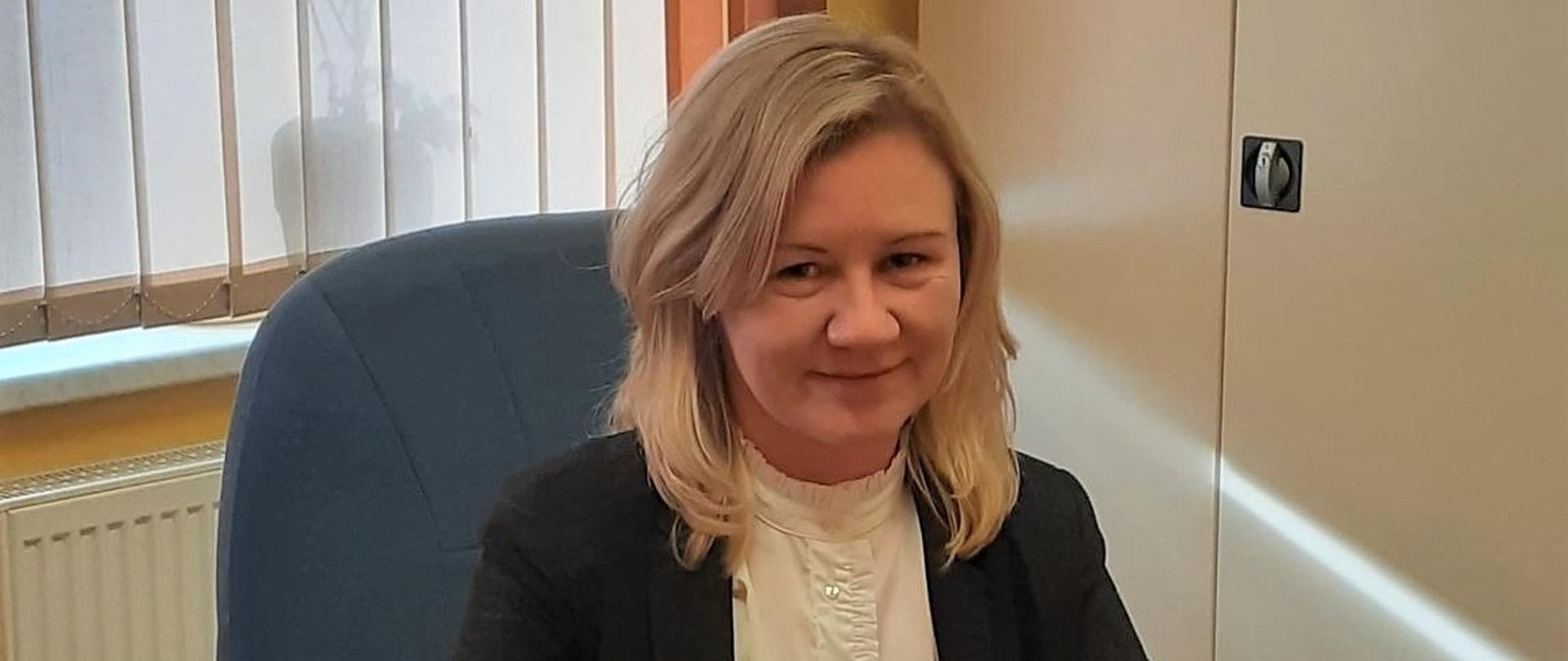 Nowa kierownik OPS Katarzyna Shuheber siedzi za swoim biurkiem