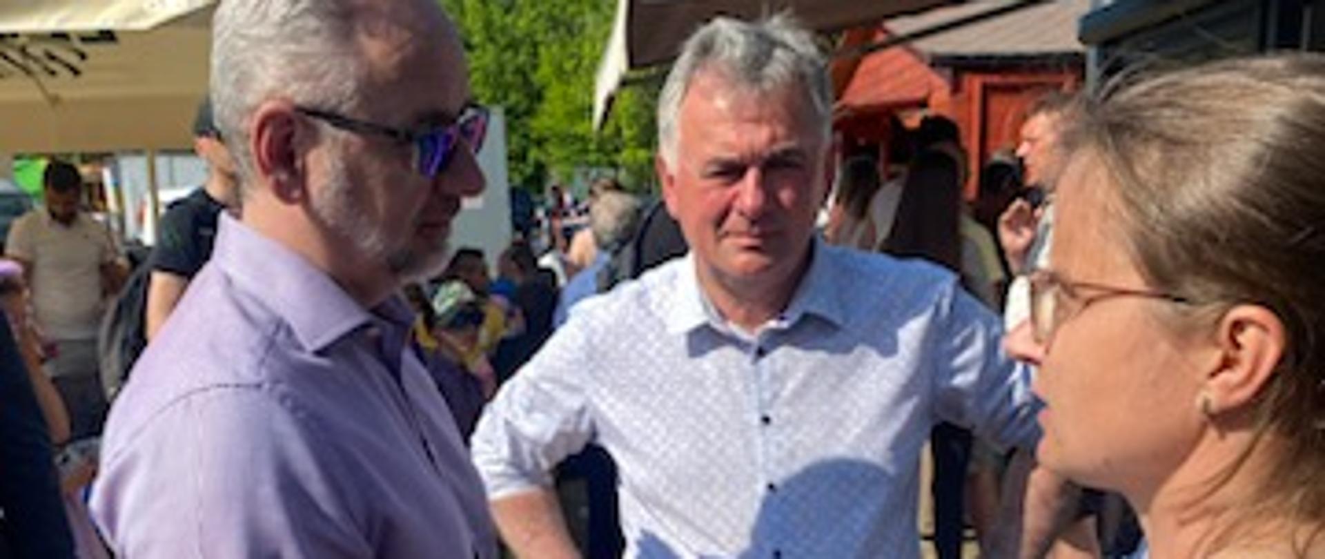 Minister Zdrowia Adam Niedzielski na pikniku stoi razem z Burmistrzem Januszem Piechockim.