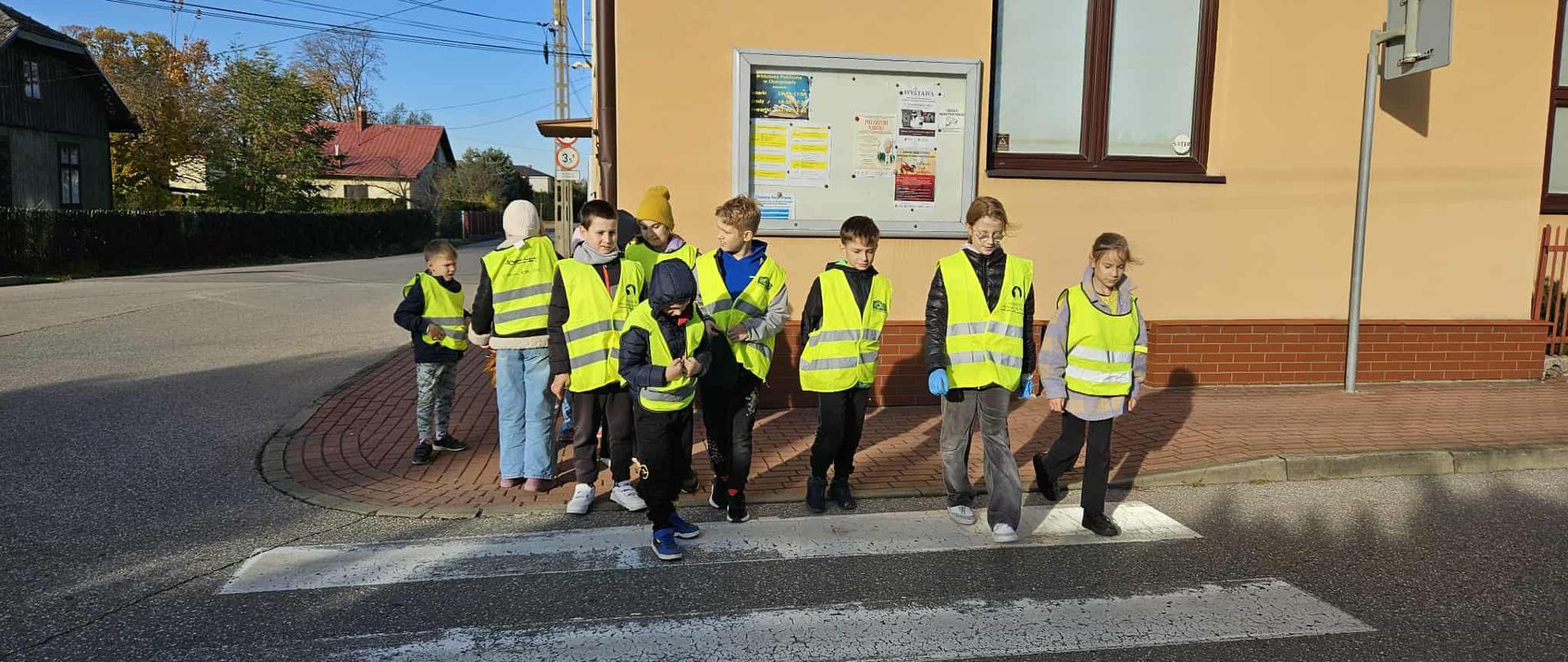 Uczniowie podczas przechodzenia przez przejscie dla pieszych