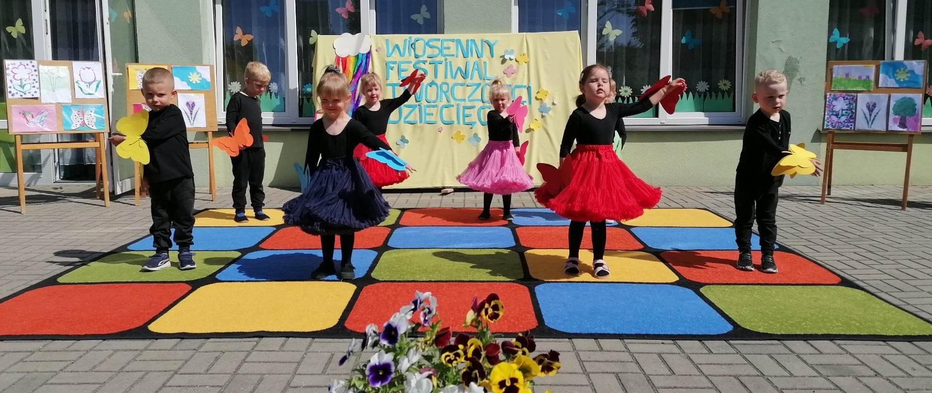 DZIECI TAŃCZĄ TANIEC MOTYLI