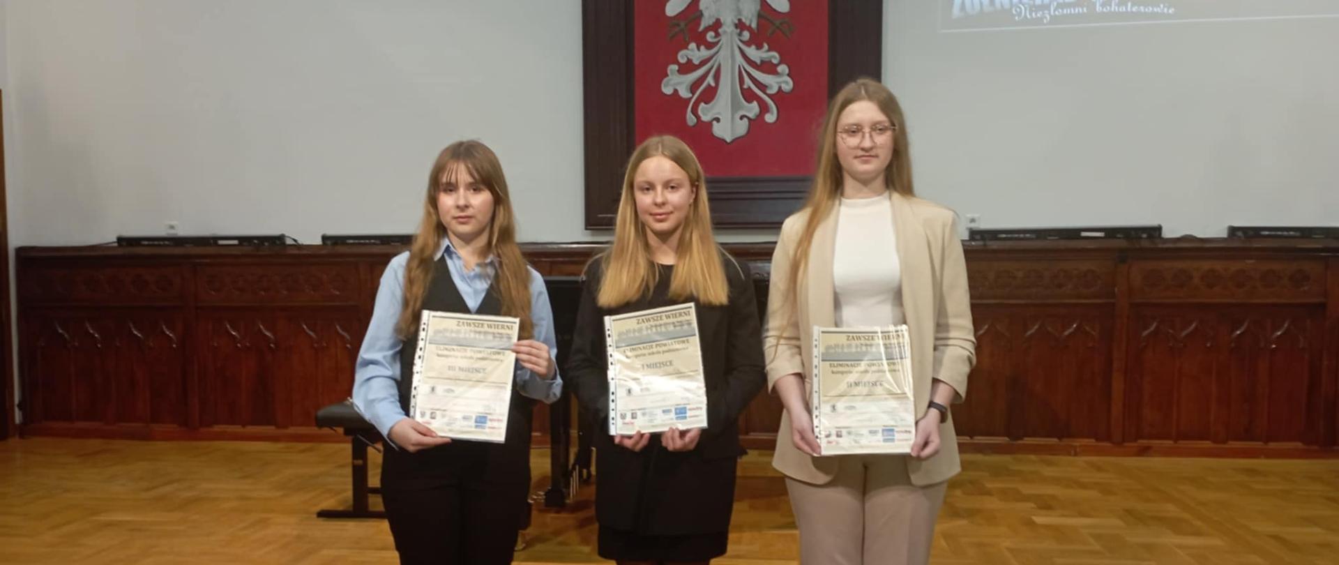 Nagrodzone uczennice: od lewej: Kinga Budak , Zuzanna Gawlik , zdobywczyni II miejsca